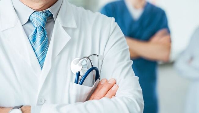 Médico que trata problemas de potencia mayores de 50 años.