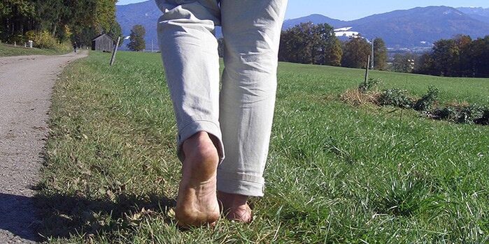 Caminar descalzo para aumentar la potencia.